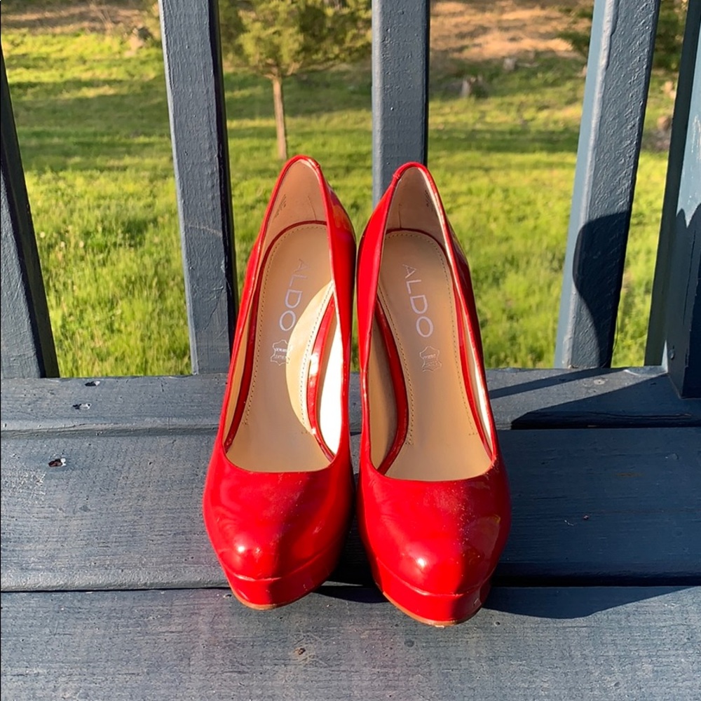 Also Red pumps